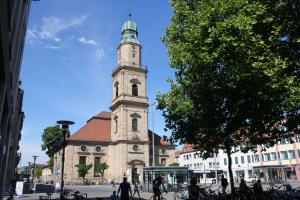 Ansicht der Hugenottenkirche in Erlangen bei strahlenden Sonnenschein