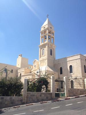 Seitenansicht der imposanten Abrahams Herberge in Beit Jala bei strahlendem Sonnenschein