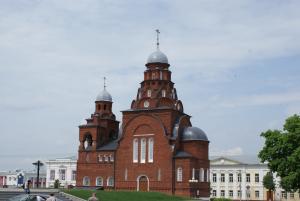 Ansicht der Dreifaltigkeitskirche in Wladimir. Sie beherbergt ein Museum für Kristallprodukte und angewandte Kunst