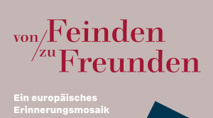 Der Schriftzug des europäischen Erinnerungsmosaik "Von Feinden zu Freunden". Rote und weiße Schirft vor grauem Hintergrund