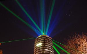 Der Jentower erstrahlt dank einer Lasershow den nächtlichen Sternenhimmel über der Saalestadt