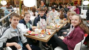 Lugojer Schüler beim Eis essen mit dem OB in der Jenaer Goethe Galerie
