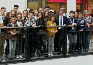 Gruppenfoto der Lugojer Schüler mit dem Alt-OB Dr. Albrecht Schröter in der Goethe-Galerie Jena