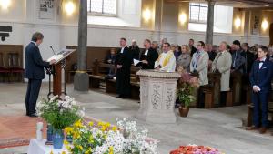 Alt OB Dr. Albrecht Schröter hält eine Rede anlässlich des 3. Oktober in der Altstädter Kirche