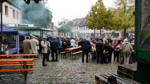Auf dem Erlanger Marktplatz sind Biertischgarnitur und Ess-sowie Trinkstände aufgebaut, um die Gäste der Jubiläumsfeier zu 30 Jahre Städtepartnerschaft Jena - Erlangen zu versorgen