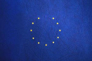 Die Europaflagge ist dunkelblau mit goldenen Sternen, die in einem Kreis angeordnet sind