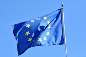 Flagge der Europäischen Union. Blauer Grund mit 12 gelben Sternen die im Kreis angeordnet sind.