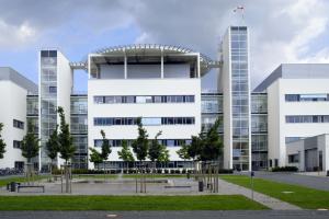 Das moderne Gebäude des Universitätsklinikums Jena mit weiß-gläserner Fassade