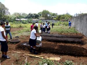 Kinder aus San Marcos lernen in den Schulgärten, wie man nachhaltige Gartenwirtschaft betreibt