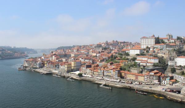 Blick auf Porto mit Fluss und Häuser am Fluss dicht bebaut