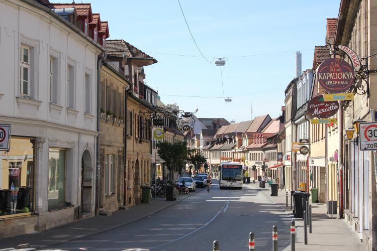 Einblick in die Hauptstraße in Erlangen mit einem Linienbus im Hintergrund