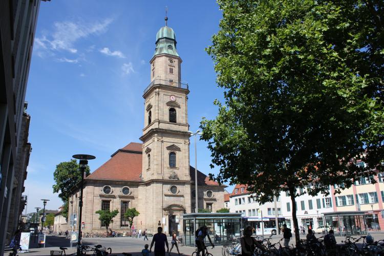 Ansicht der Hugenottenkirche in Erlangen bei strahlenden Sonnenschein