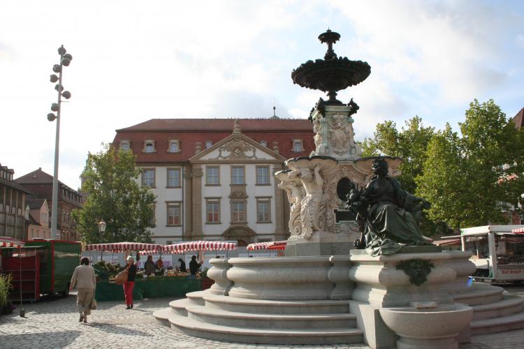 Im Hintergrund der Palais Stutterheim und davor der Paulibrunnen und einige Marktstände