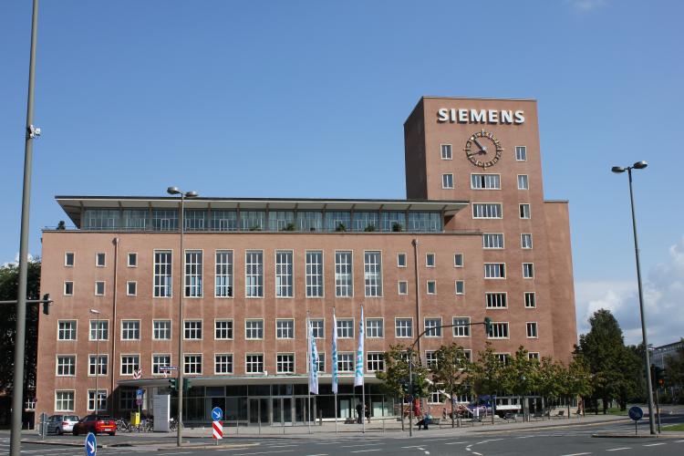 Der Siemens Himbeerpalast in Erlangen bei blauem Himmel