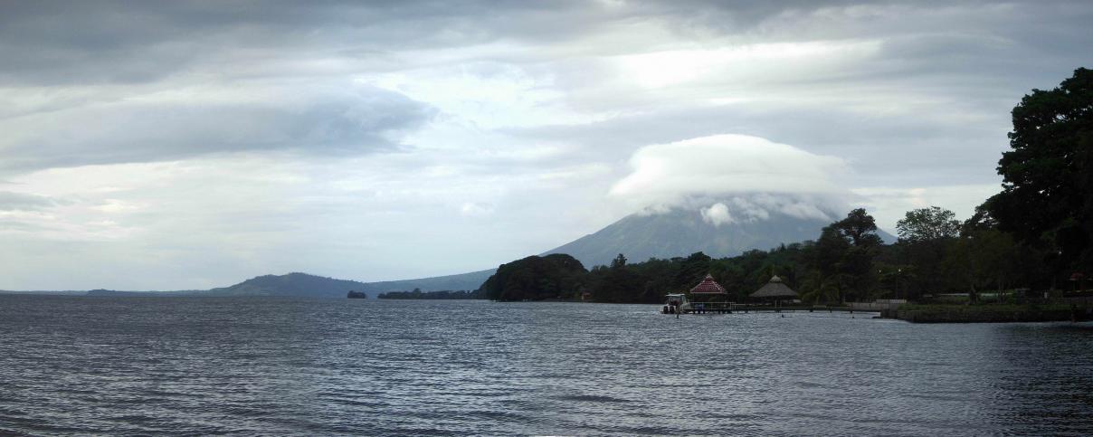 Auf einer Bootsfahrt über den Nicaraguasee sieht man den wolkenverhangenen Vulkan Mombach, in der Nähe von San Marcos