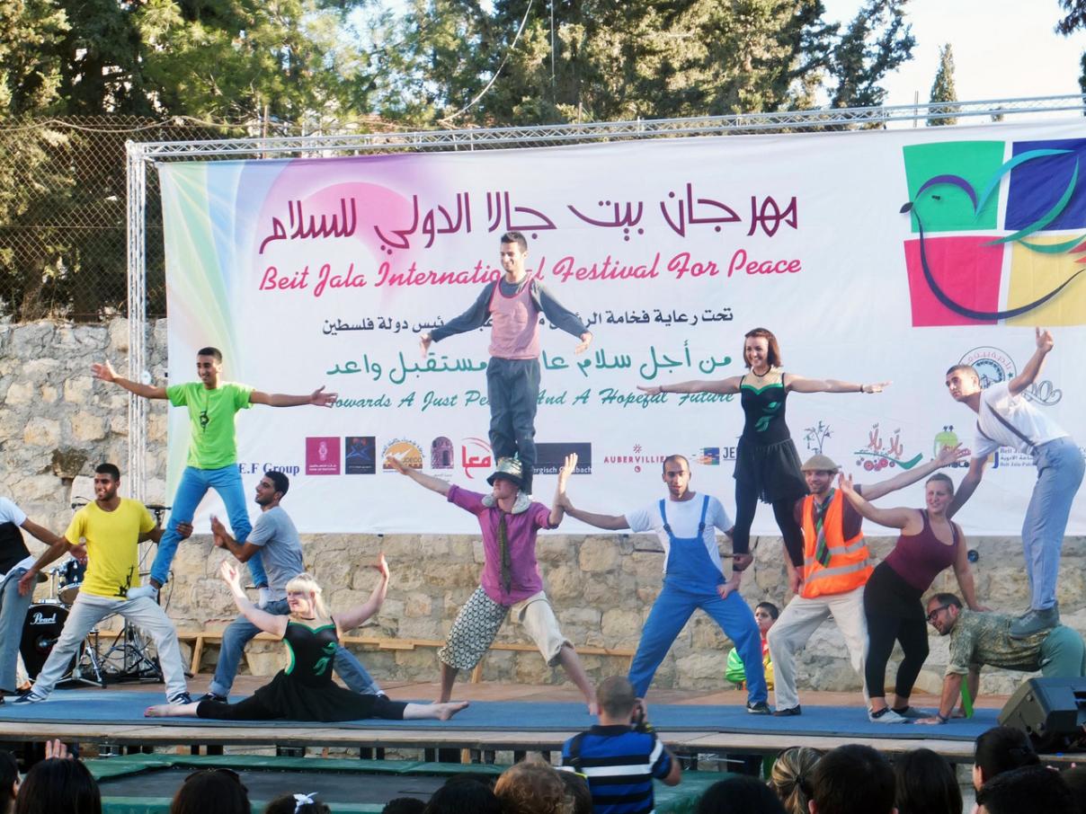 Aufführung des Circus MOMOLO und der Palestinian Circus School anlässlich des Friedens-und Kulturfestes 2017 in Beit Jala. Junge Künstler präsentieren eine menschliche Pyramide