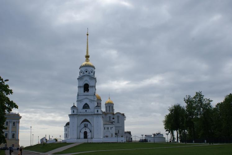 Frontalansicht der weißen Mariä-Entschlafenskirche mit goldenem Dach