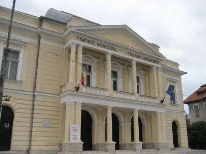 Die Vorderseite des Theater Traian Grozăvescu in Lugoj.