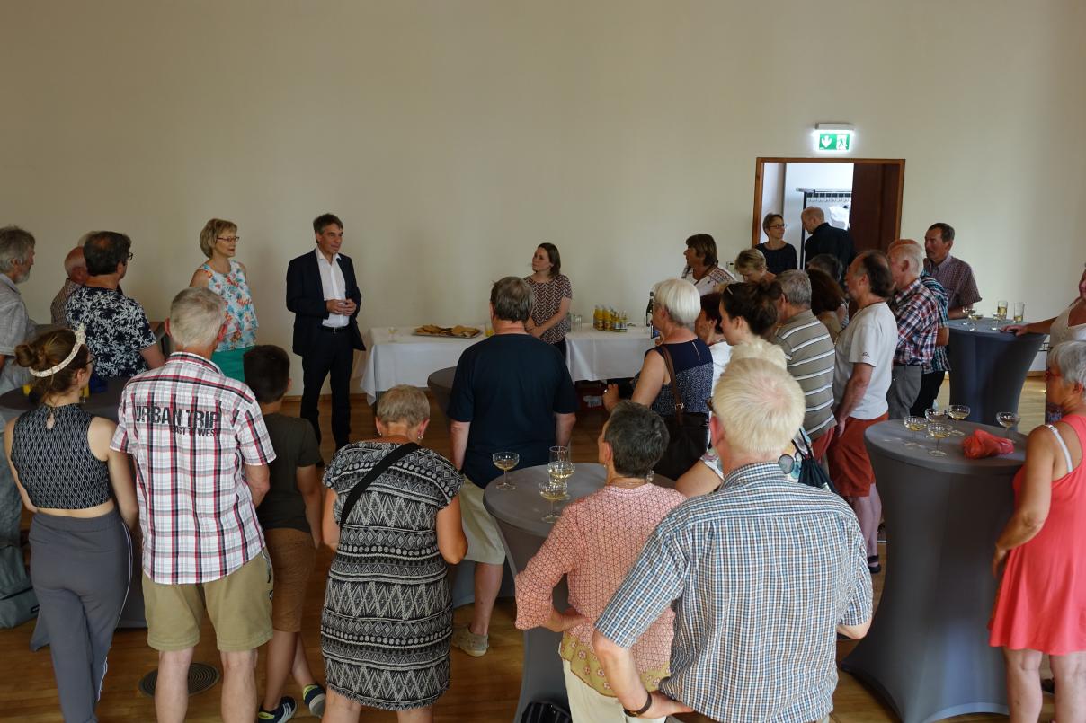 Im Plenarsaal des Historischen Rathauses in Jena begrüßt Alt OB Schröter (hinten im weißen Hemd) Gäste aus Plomeur. Angestoßen wird auf 25 Jahre Partnerschaft zwischen Cospeda und der französischen Stadt im Juni 2018