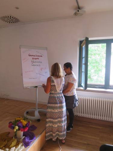 In Jena fand im September 2016 die Konferenz "Gemeinsam gegen häusliche Gewalt" satt. Dabei wurden Vertreterinnen aus Jenas Partnerstädten für 5 Tage in der Saalestadt begrüßt