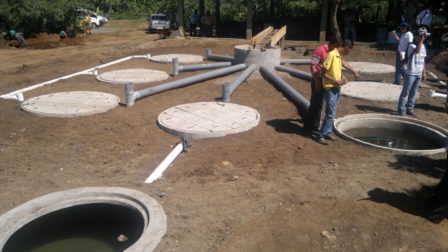 Neugebaute Wassertanks in San Marcos helfen den Bauern und ländlichen Familien über Dürreperioden hinweg. 