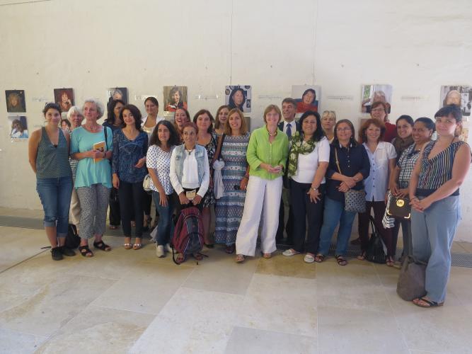 Ein Gruppenfoto der Teilnehmerinnen der Konferenz "Gemeinsam gegen häusliche Gewalt an Frauen" im September 2016 in Jena