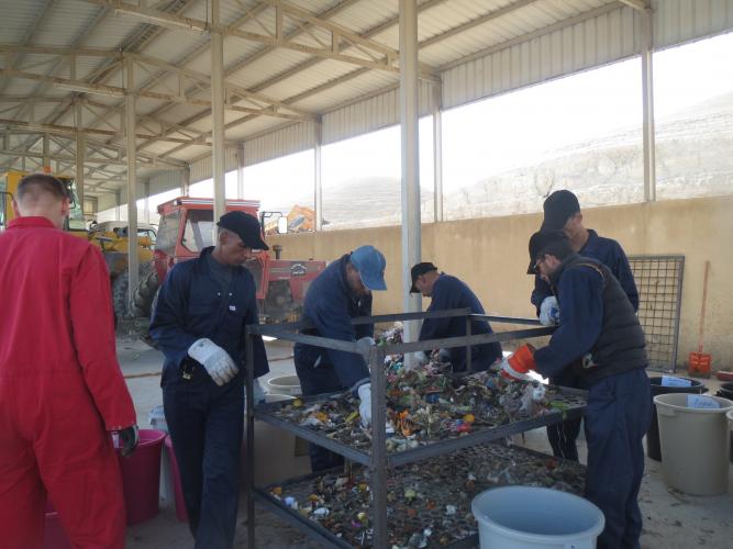 Abfallentsorgungsprojekt in Deir Alla - 4 Männer sortieren im April 2018 mithilfe eines großen Siebes, den Hausmüll der Region, um eine Abfallanalyse durchzuführen