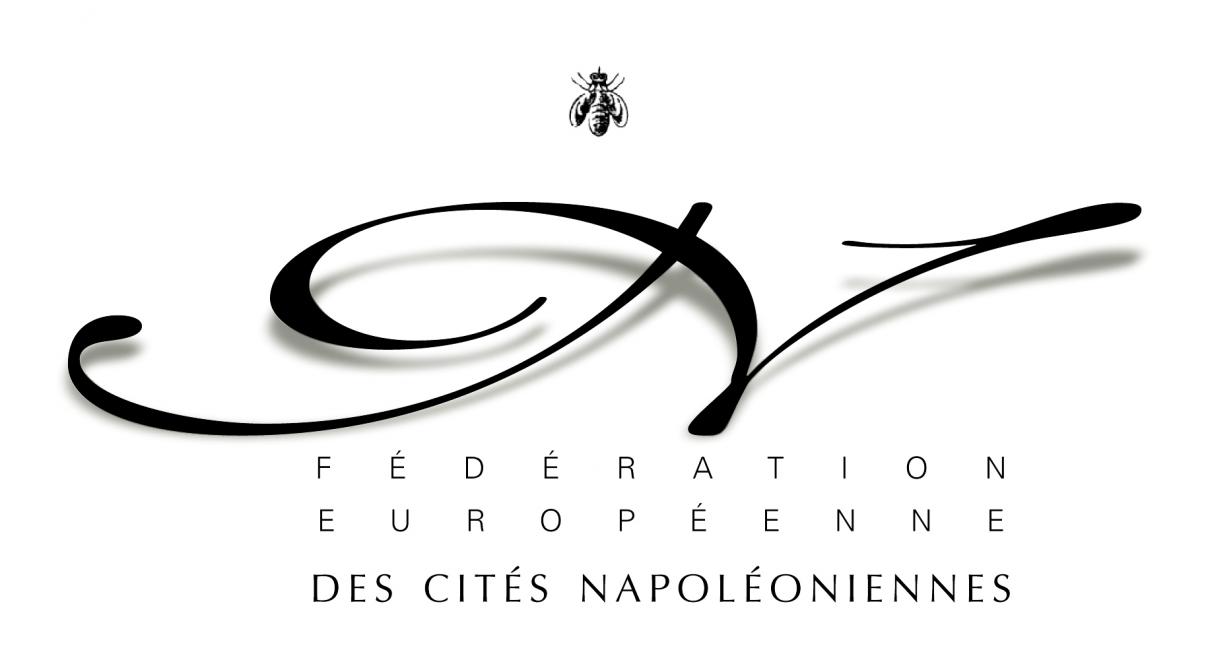 Das Logo der Europäischen Verbundes der Napoleonstädte. Ein schwarzes, geschwungenes N mit einer Biene oberhalb. Darunter der französische Vereinsname: Fédération Européenne des Cités Napoléoniennes