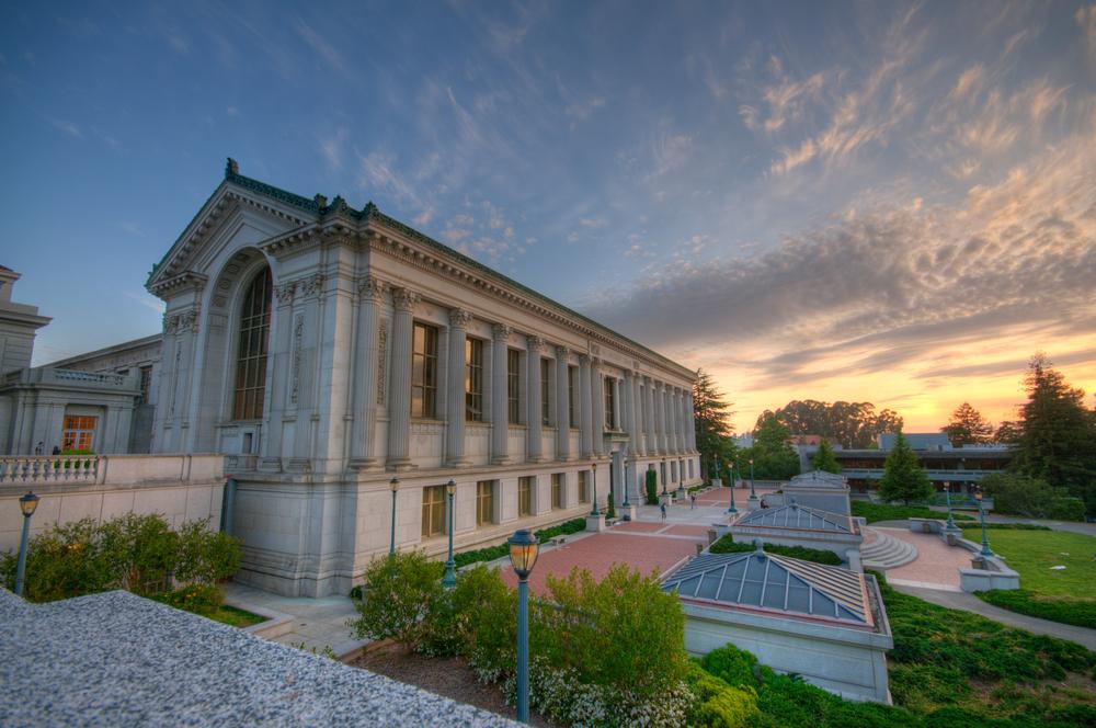 Seitenansicht der Campusbibliothek im kalifornischen Berkeley bei Sonnenuntergang