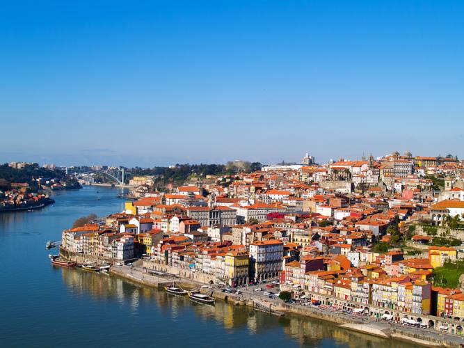 Panorama der Hafenstadt Porto mit dem angrenzenden Fluss Douro