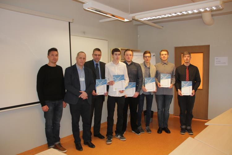 Technische Assistenten für Informatik der SBSZ Jena-Göschwitz in Estland. Eine Gruppe junger Männer hat sich für ein Gruppenfoto in einem Klassenraum aufgereiht