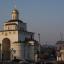 Das berühmte Goldene Tor in Wladimir war früher Haupteingang zur Stadt. Seine goldene Kuppel glänzt in der untergehenden Sonne. Gestützt wird das Tor heute von Türmen und Wällen