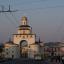 Das berühmte Goldene Tor in Wladimir war früher Haupteingang zur Stadt. Seine goldene Kuppel glänzt in der untergehenden Sonne. Gestützt wird das Tor heute von Türmen und Wällen