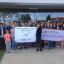 Schüler des EAG Jena und ihre Gäste der High School Nr.3 aus Ningbo halten vor dem Gymnasium in Jena "Herzlich Willkommen" Banner anlässlich des Austauschs 2017 hoch