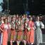 Mädchen und Jungen aufgereiht, in traditionellen Trachten auf dem Stadt-und Kirchweihfest "Ruga" in Lugoj