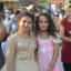Zwei lächelnde, festlich gekleidete Mädchen schauen in die Kamera. Anlass ist das Lugojer Stadt-und Kirchweihfest "Ruga" im August 2018 