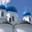 Die blauen Kuppeln des weißen Bogolubovo-Klosters in Wladimir.