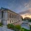 Seitenansicht der Campusbibliothek im kalifornischen Berkeley bei Sonnenuntergang