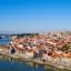Panorama der Hafenstadt Porto mit dem angrenzenden Fluss Douro