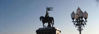 Das Reiterstandbild ist ein Denkmal für Prinz Vladimir. Hier im winterlichen Wladimir vor blauem Himmel. 
