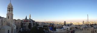 Panoramafoto von Beit Jala bei blauem Himmel und strahlendem Sonnenschein
