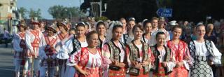 Mädchen und Jungen aufgereiht, in traditionellen Trachten auf dem Stadt-und Kirchweihfest "Ruga" in Lugoj