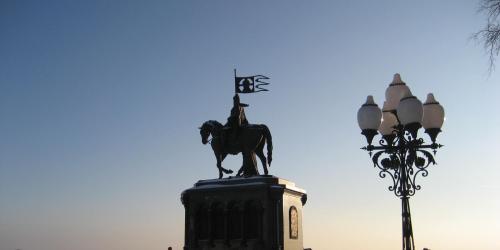 Das Reiterstandbild ist ein Denkmal für Prinz Vladimir. Hier im winterlichen Wladimir vor blauem Himmel. 