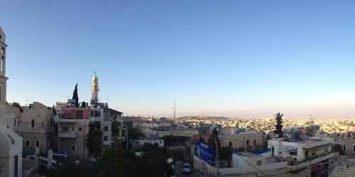 Panoramafoto von Beit Jala bei blauem Himmel und strahlendem Sonnenschein