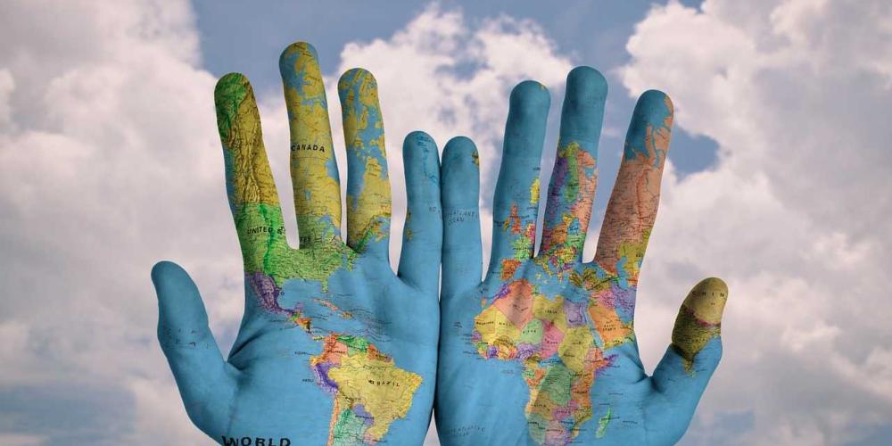 Hände mit einer Weltkarte