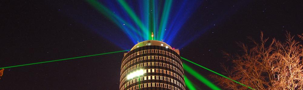 Der Jentower erstrahlt dank einer Lasershow den nächtlichen Sternenhimmel über der Saalestadt