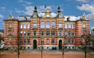 Die Frontansicht der Karl-Volkmar-Stoy-Schule in Jena. Das Schulgebäude besitzt einige barocke Elemente, weist über die drei Geschosse hinweg jedoch hauptsächlich architektonische Details aus der Zeit der Renaissance auf.