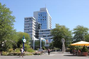 Das große, moderne Erlanger Rathaus am Rathausplatz bei blauem Himmel