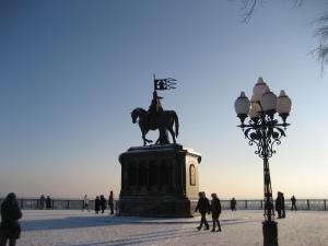 Das Reiterstandbild ist ein Denkmal für Prinz Vladimir. Hier im winterlichen Wladimir vor blauem Himmel. 