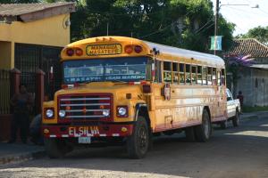 Zu sehen ist ein ausrangierter US-amerikanischer Schulbus, der in San Marcos als Linienbus von Managua (der Hauptstadt) nach Masatepe (einer Nachbarstadt von San Marcos) genutzt wird und in Guatemala produziert